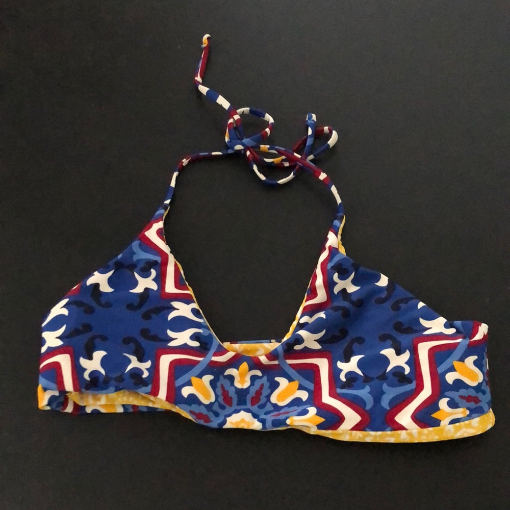 Reversible bikini top. Halter tie.